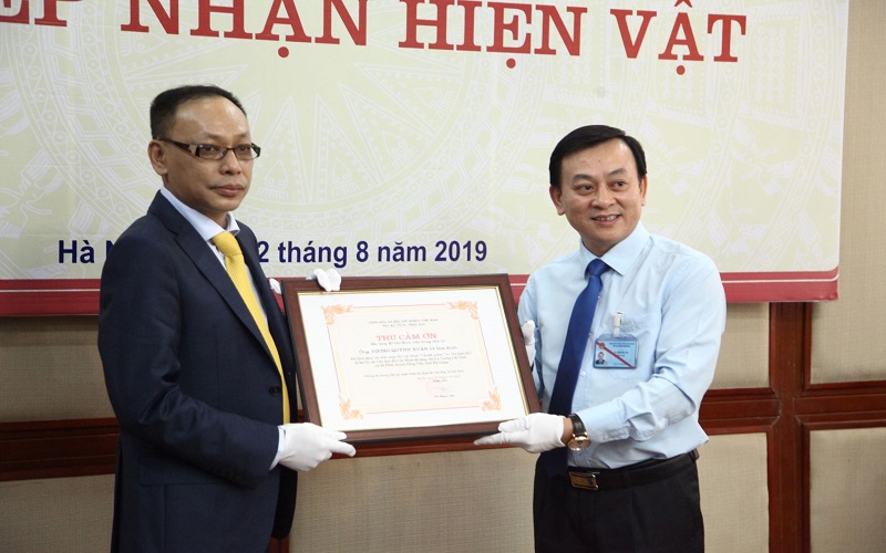Trao Chứng nhận trao tặng hiện vật của BT HCM cho ông Vương Quỳnh Xuân