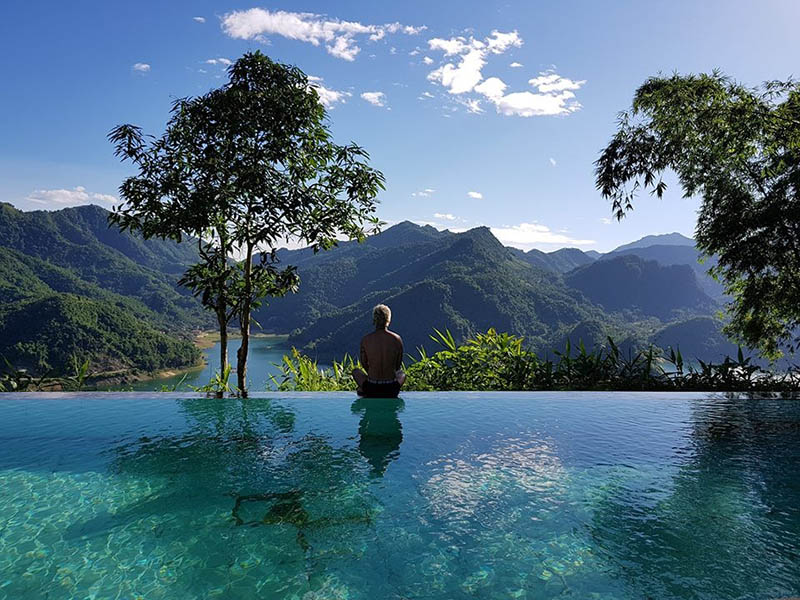 Bể bơi vô cực ngắm trọn núi rừng miền Bắc chỉ cách Hà Nội 100km