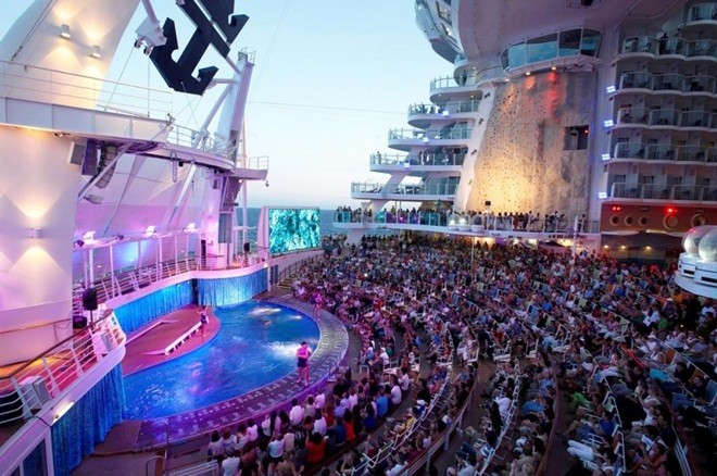 Oasis of the Seas và Allure of the Seas
