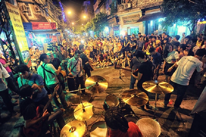 Âm nhạc đường phố tại phố Tạ Hiện góp phần tạo nên không khí sôi nổi