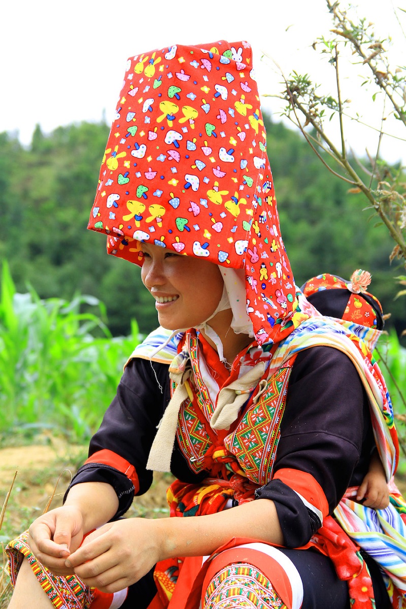 Phụ nữ người Dao mang trang phục rực rỡ với nụ cười duyên dáng.