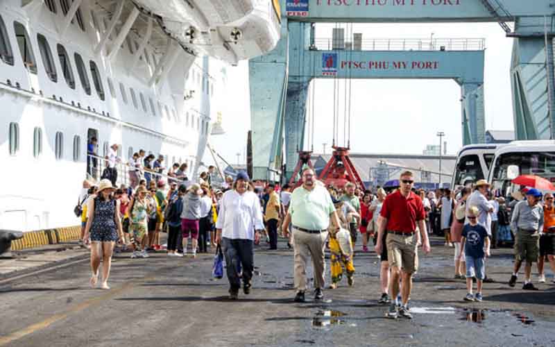 Tàu Costa Venezia đưa 5000 du khách quốc tế cập cảng Phú Mỹ