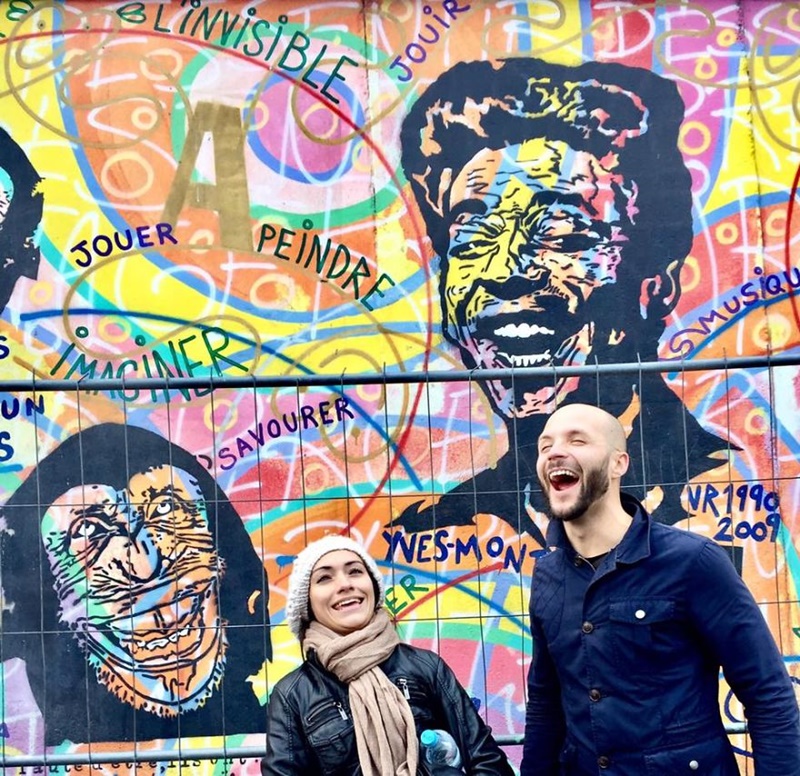 Cặp đôi hạnh phúc tại bức tường ở thủ đô Berlin, Đức