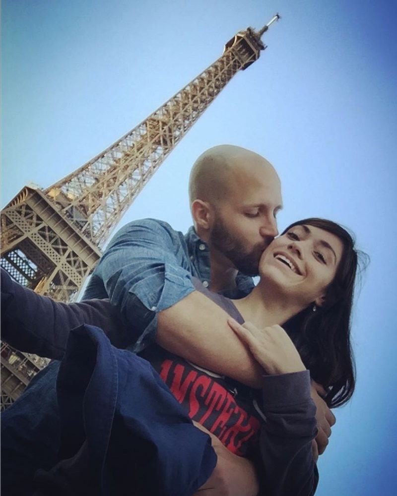Trao nhau nụ hôn ngọt ngào dưới tháp Eiffel ở thủ đô Paris, Pháp