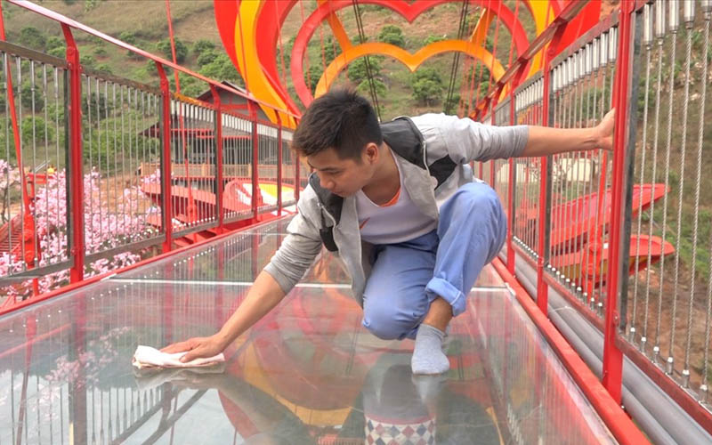 Cận cảnh cây cầu kính tình yêu trước ngày khánh thành ở Sơn La