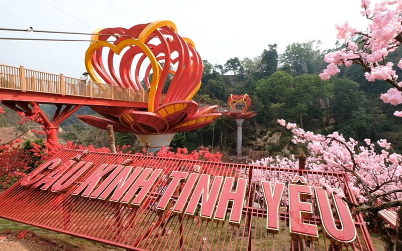 Cận cảnh cây cầu kính tình yêu trước ngày khánh thành ở Sơn La