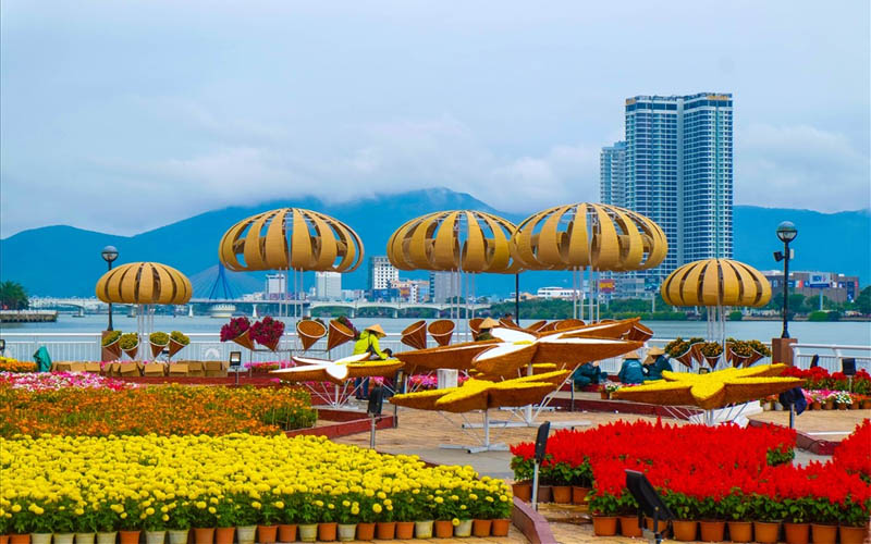 Cầu Vàng xuất hiện giữa lòng thành phố Đà Nẵng khiến du khách thích thú