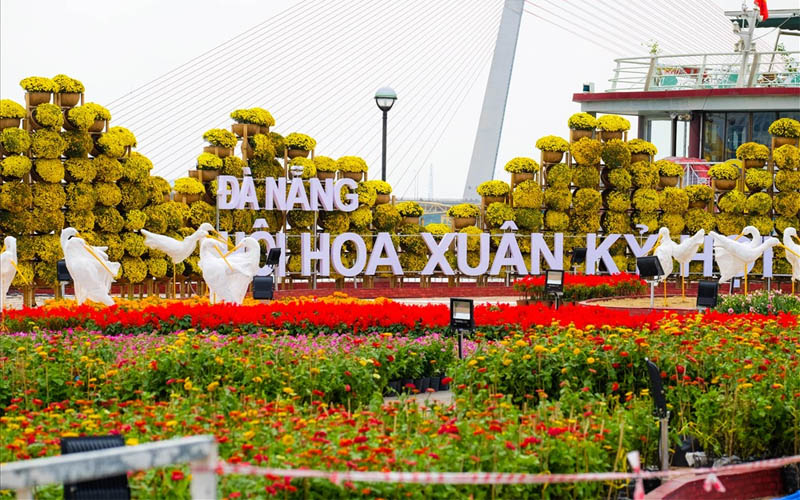Cầu Vàng xuất hiện giữa lòng thành phố Đà Nẵng khiến du khách thích thú