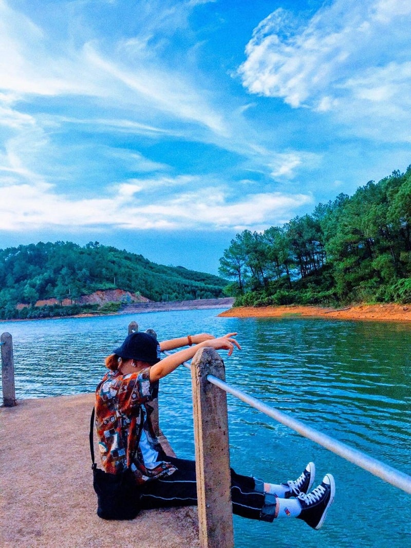 Tận dụng không gian lãng mạn ở hồ Trại Tiểu tha hồ check-in