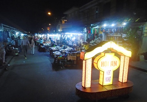 Cổng vào khu chợ đêm Nguyễn Hoàng của Hội An