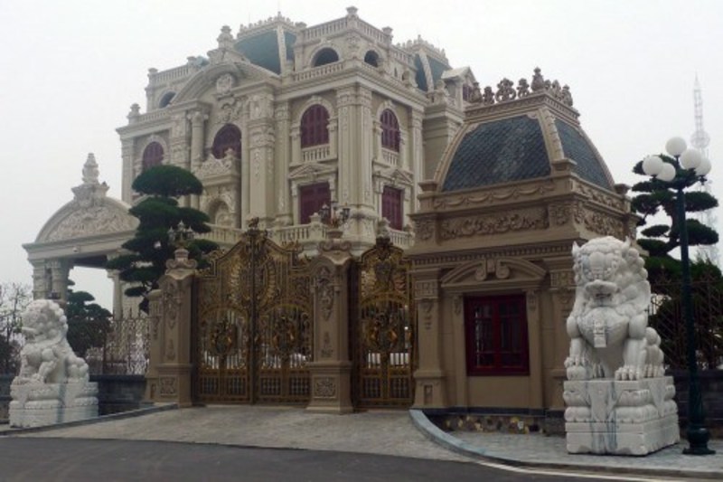 Lâu đài tọa lạc tại trung tâm thành phố Phủ Lý