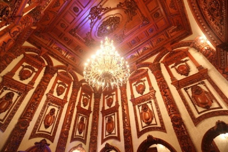 Nội thất lâu đài được trang trí với chất liệu chính là những loại gỗ quý