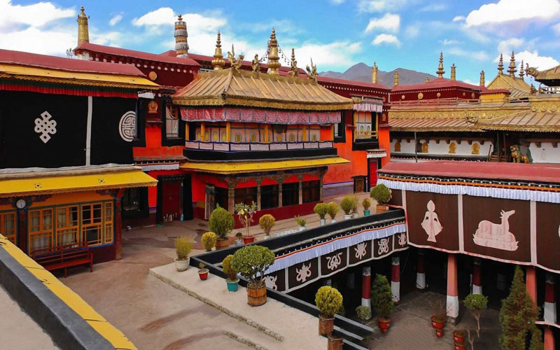   Lhasa còn nổi tiếng với chùa Đại Chiêu (Jokhang) xây dựng năm 693, được UNESCO công nhận là di sản văn hóa thế giới.