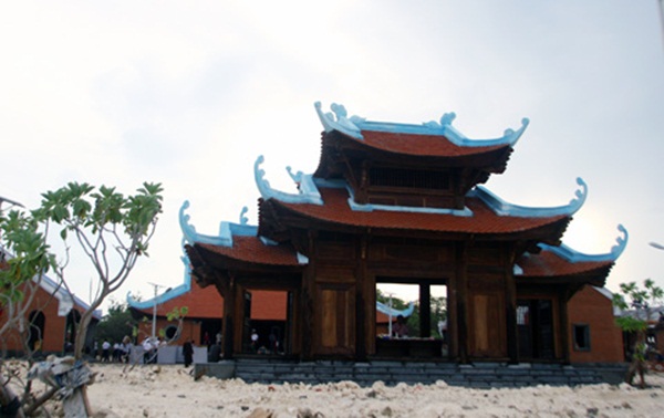 Tham quan 3 ng&ocirc;i ch&ugrave;a tr&ecirc;n đảo Trường Sa 