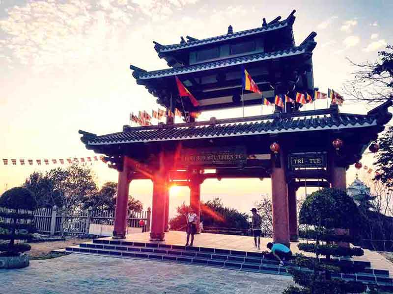 5 ngôi chùa ở Việt Nam đưa bạn như “lạc” vào xứ sở Hoa Anh đào