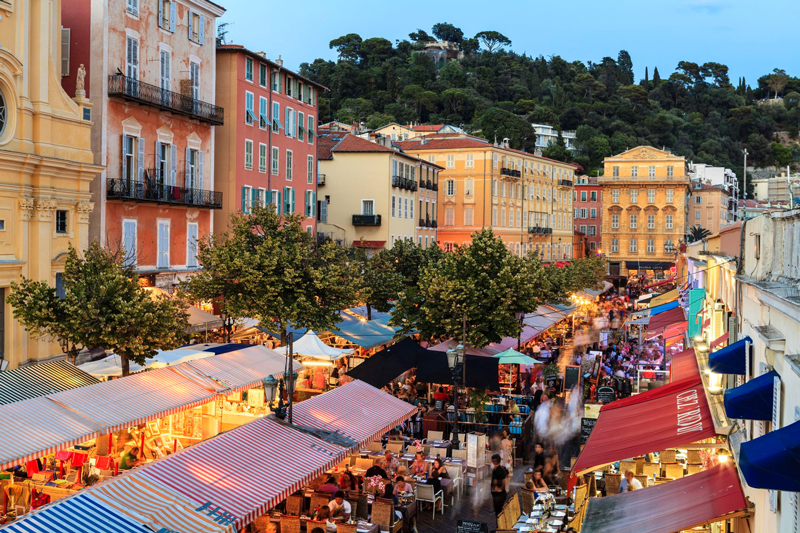Cours Saleya là khu chợ ngoài trời nổi tiếng