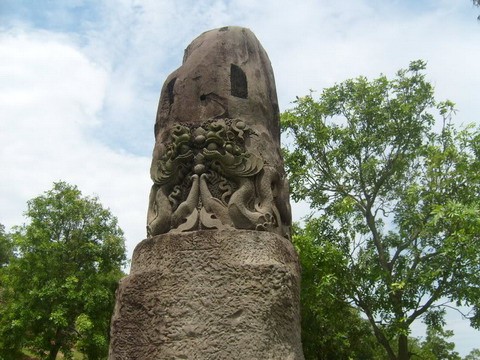 Cột đá chùa dạm