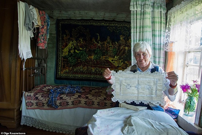 Cụ bà 70 tuổi rất thích may vá quần áo và đồ đạc bằng vải trong nhà