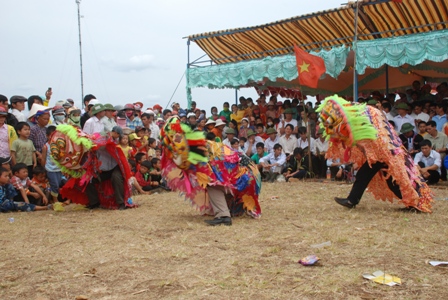 Đi xem lễ hội chợ t&igrave;nh ở bu&ocirc;n Hồ (Đắk Lắk)