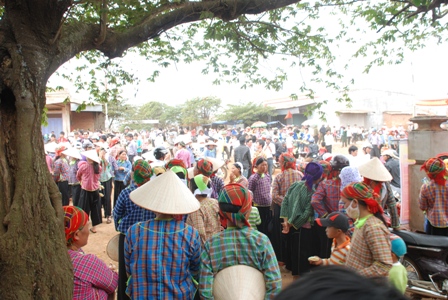 Đi xem lễ hội chợ t&igrave;nh ở bu&ocirc;n Hồ (Đắk Lắk)