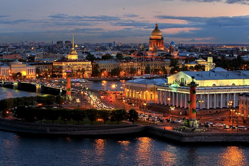 Chảy giữa lòng thành phố, Neva không chỉ là dòng sông lớn mà còn là huyết mạch giao thông, linh hồn bao bọc St. Petersburg...