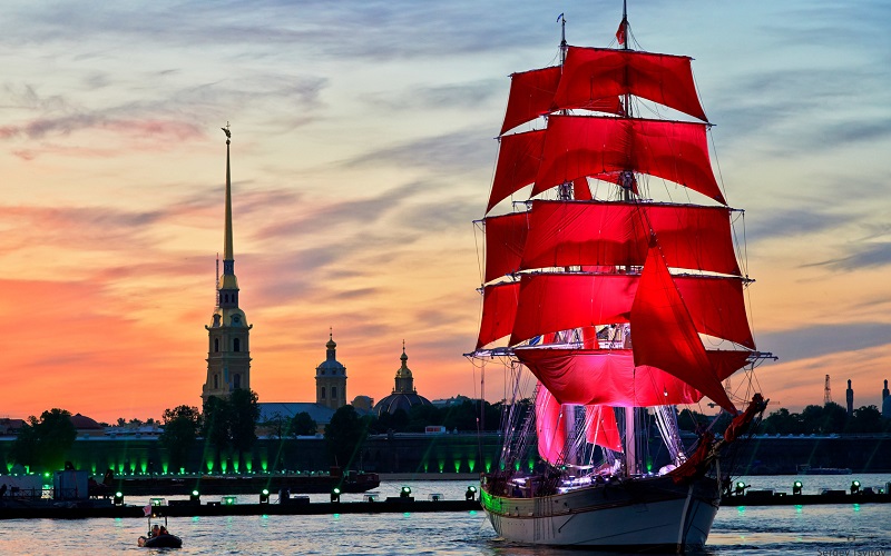 Lễ hội bắt đầu vào ngày có đêm ngắn nhất trong năm. Cả thành phố Saint Petersburg sẽ thức cùng đêm trắng.