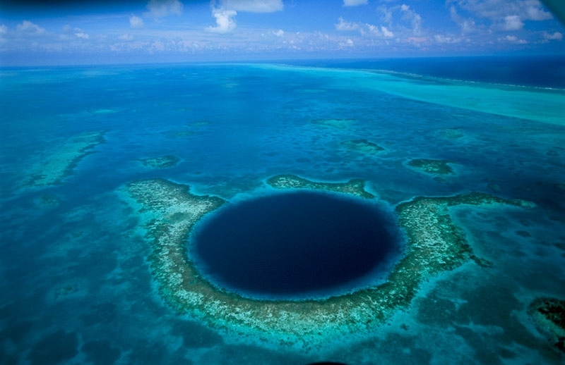 The Great Blue Hole là hố xanh lớn nhất thế giới nằm ở ngoài khơi bờ biển Belize
