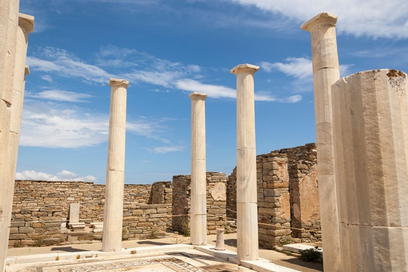 Theo thần thoại Hy Lạp, Delos là nơi sinh của Apollo và Artemis 