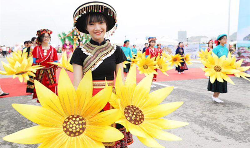 Hàng nghìn người háo hức xem diễu hành Carnaval Hạ Long 2019