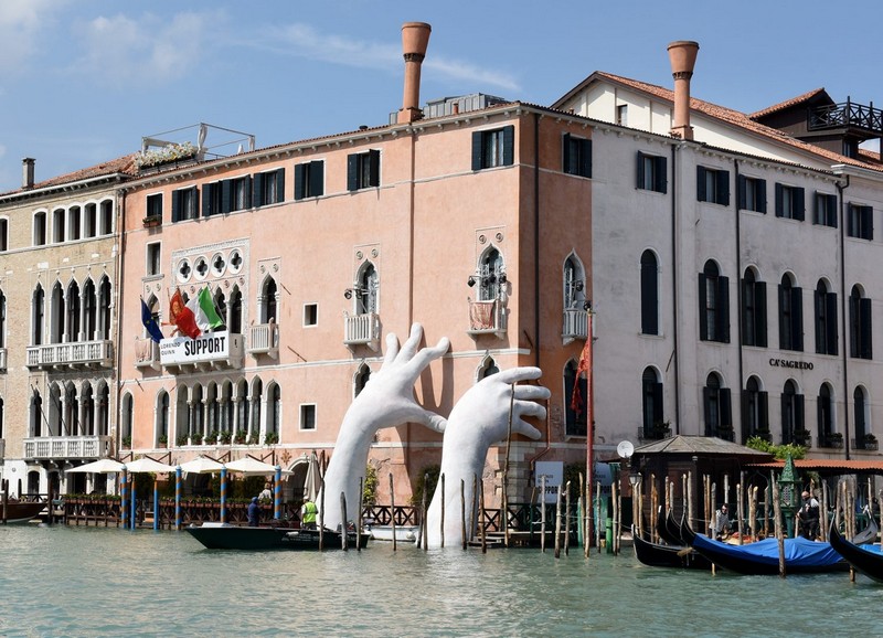 Đôi bàn tay khổng lồ mọc từ con kênh ở Venice thu hút du khách