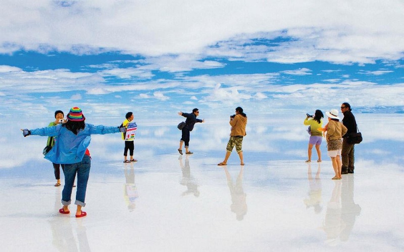 Salar de Uyuni thu hút khách du lịch từ khắp nơi trên thế giới