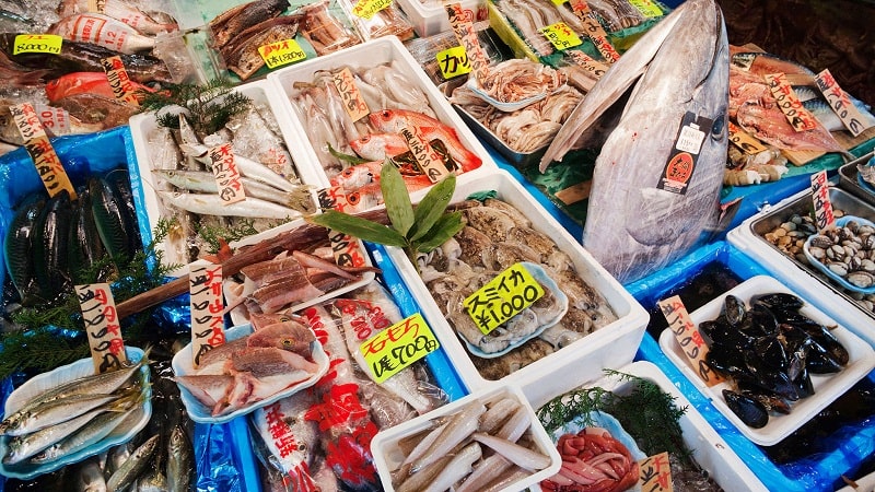 Đến chợ cá Tsukiji bạn sẽ được thưởng thức vô vàn món ăn hấp dẫn từ hải sản tươi ngon