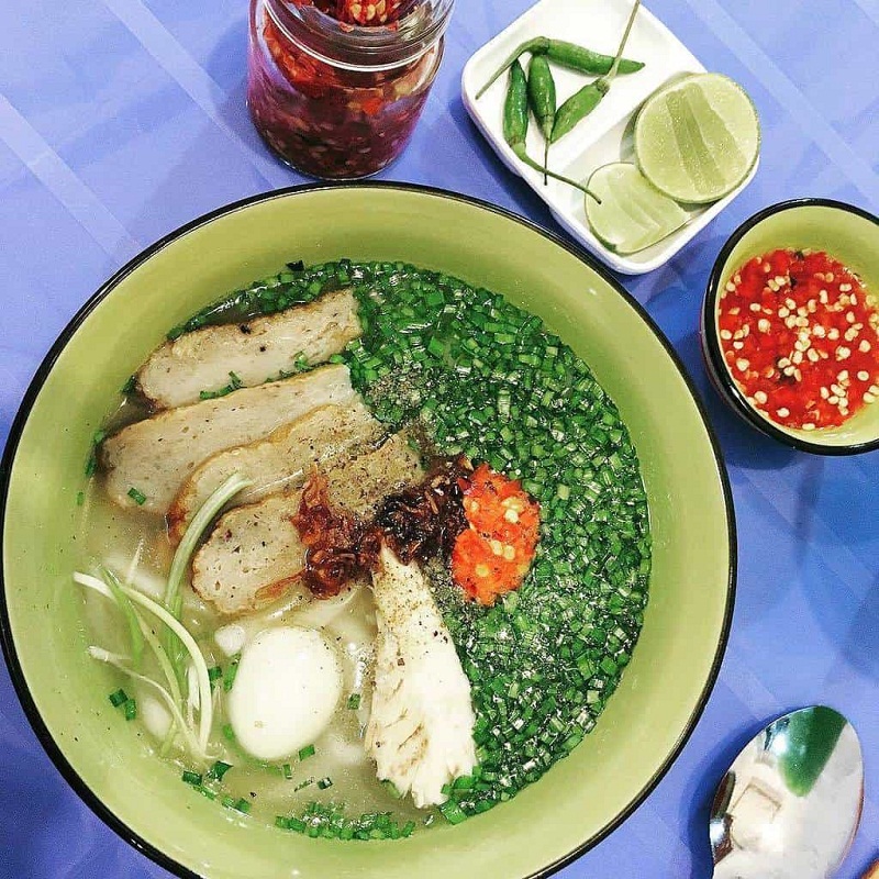 Bánh canh hẹ được ăn kèm với trứng cút, gia thêm chút gia vị chanh, ớt... để món ngon thêm phần đậm đà