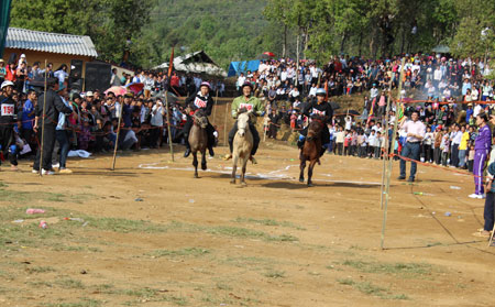 Đua ngựa thồ - n&eacute;t độc đ&aacute;o của văn h&oacute;a v&ugrave;ng cao