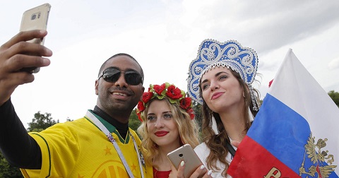 Cổ động viên Brazil chụp hình với các cô gái Nga