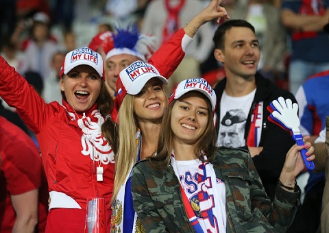 Các cô gái Nga trên sân vận động Moscow