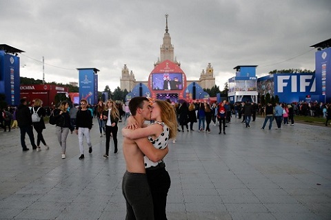 Cặp đôi hôn nhau ở Fan Zone FIFA 2018 ở Moscow