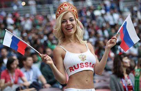 Nữ cổ động viên Nga