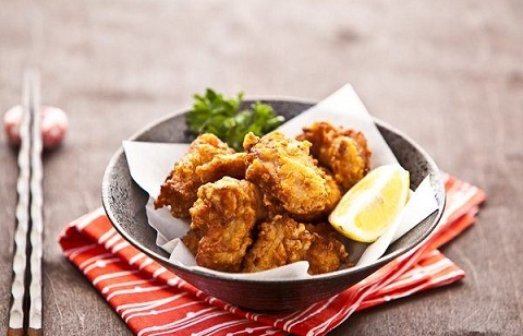 Gà chiên Karaage chỉ phục vụ cùng với một lát chanh mà thôi