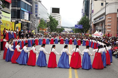 Ganggangsullae - điệu nhảy truyền thống trong dịp Tết Trung Thu Hàn Quốc