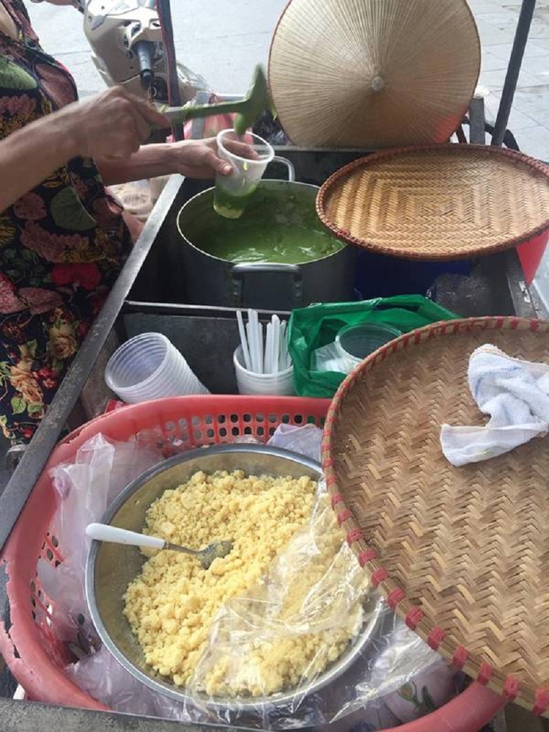 Gánh hàng bánh đúc sốt nóng hổi bán dọc khắp mọi ngõ ngách xứ Thanh