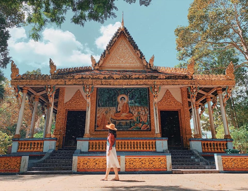 Nhìn hình ảnh này bạn sẽ lầm tưởng cô nàng đang vi vu tại một ngôi chùa nào đó ở Thái Lan