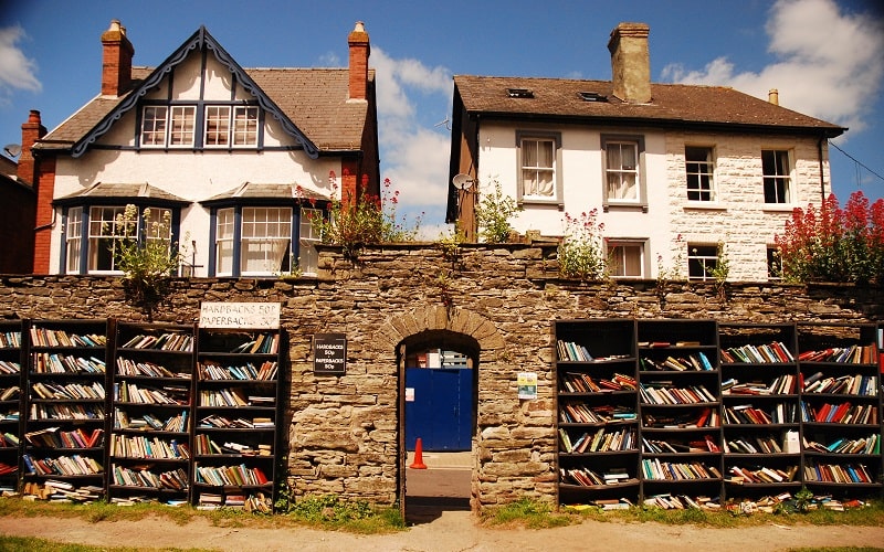 Sách có mặt ở khắp nơi trong thị trấn nhỏ bé này