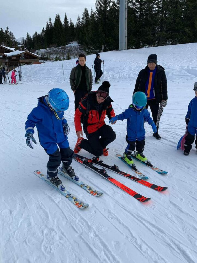 Subeo hào hứng trượt tuyết với sự hỗ trợ của hướng dẫn viên