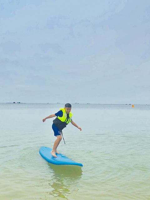 SuBeo lướt ván trên biển