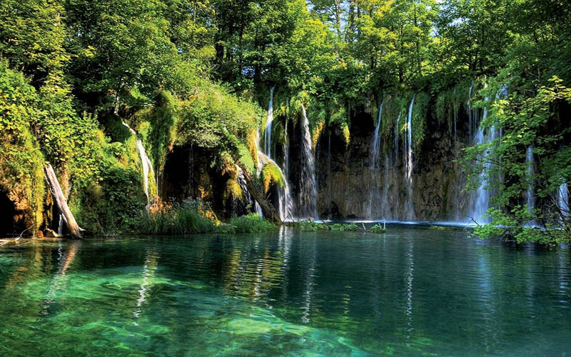 Khung cảnh thần tiên ở những hồ nước đẹp nhất thế giới
