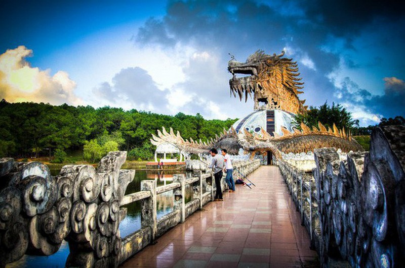 Công viên nước bỏ hoang hồ Thủy Tiên