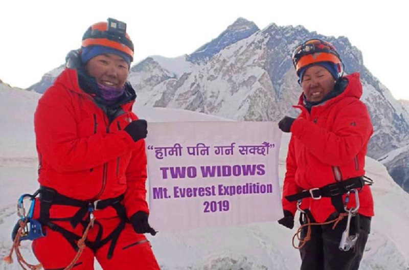 Hai góa phụ chinh phục Everest