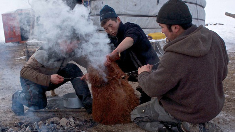 Kinh ngạc trước món đặc sản “đá nóng nhồi bụng dê” của Mông Cổ