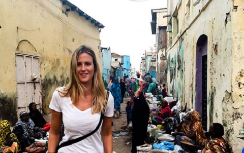 Sara trong một chuyến du lịch ở châu Phi